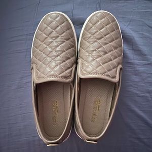 Skechers quilted slip ons EUC!